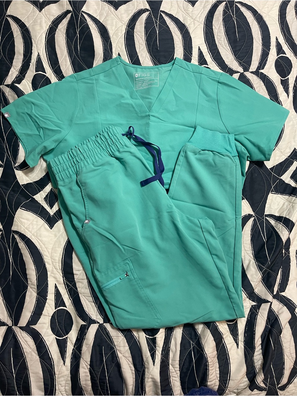FIGS Surgical Green Scrub Set Casma Top Zamora Joggers Women’s L